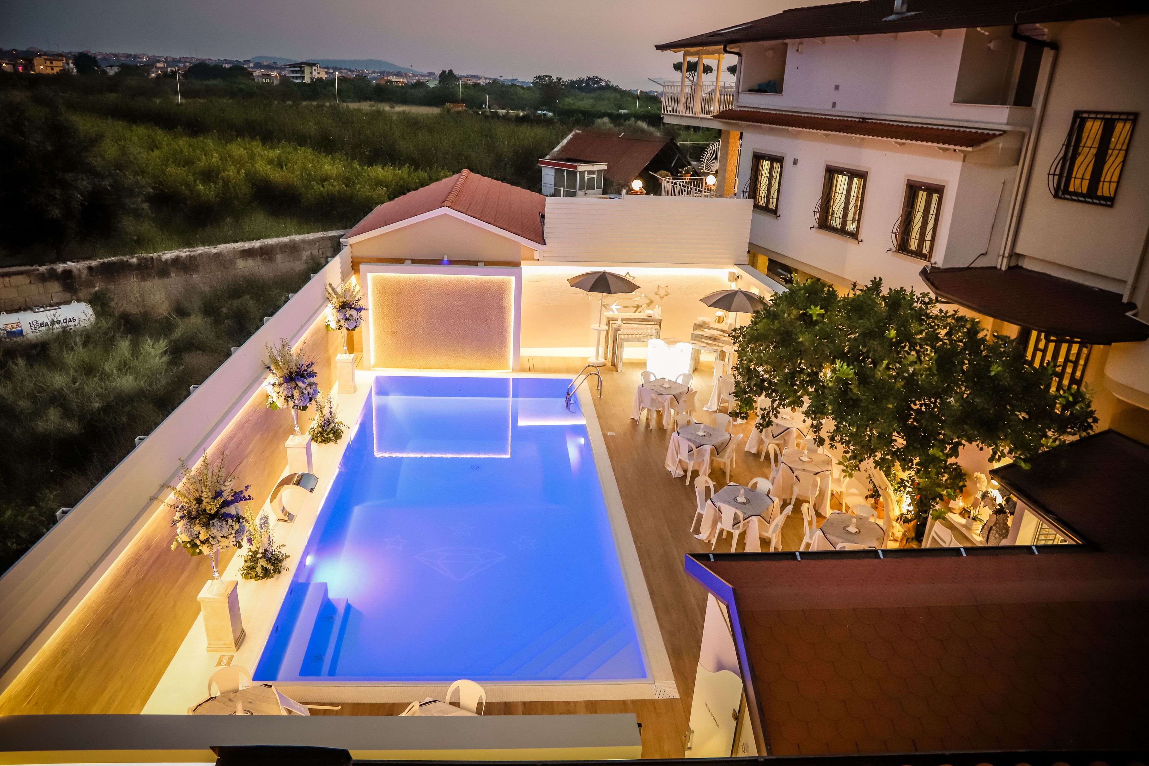 Kolam renang outdoor musiman, dengan payung kolam renang