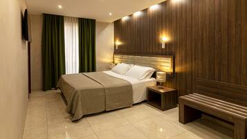 Habitación doble superior | Ropa de cama hipoalergénica, edredones de plumas, minibar y caja fuerte
