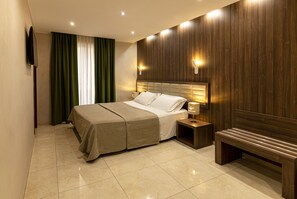 Hypo-allergenic bedding, down comforters, minibar, in-room safe - Hotel Smeraldo (Qualiano)