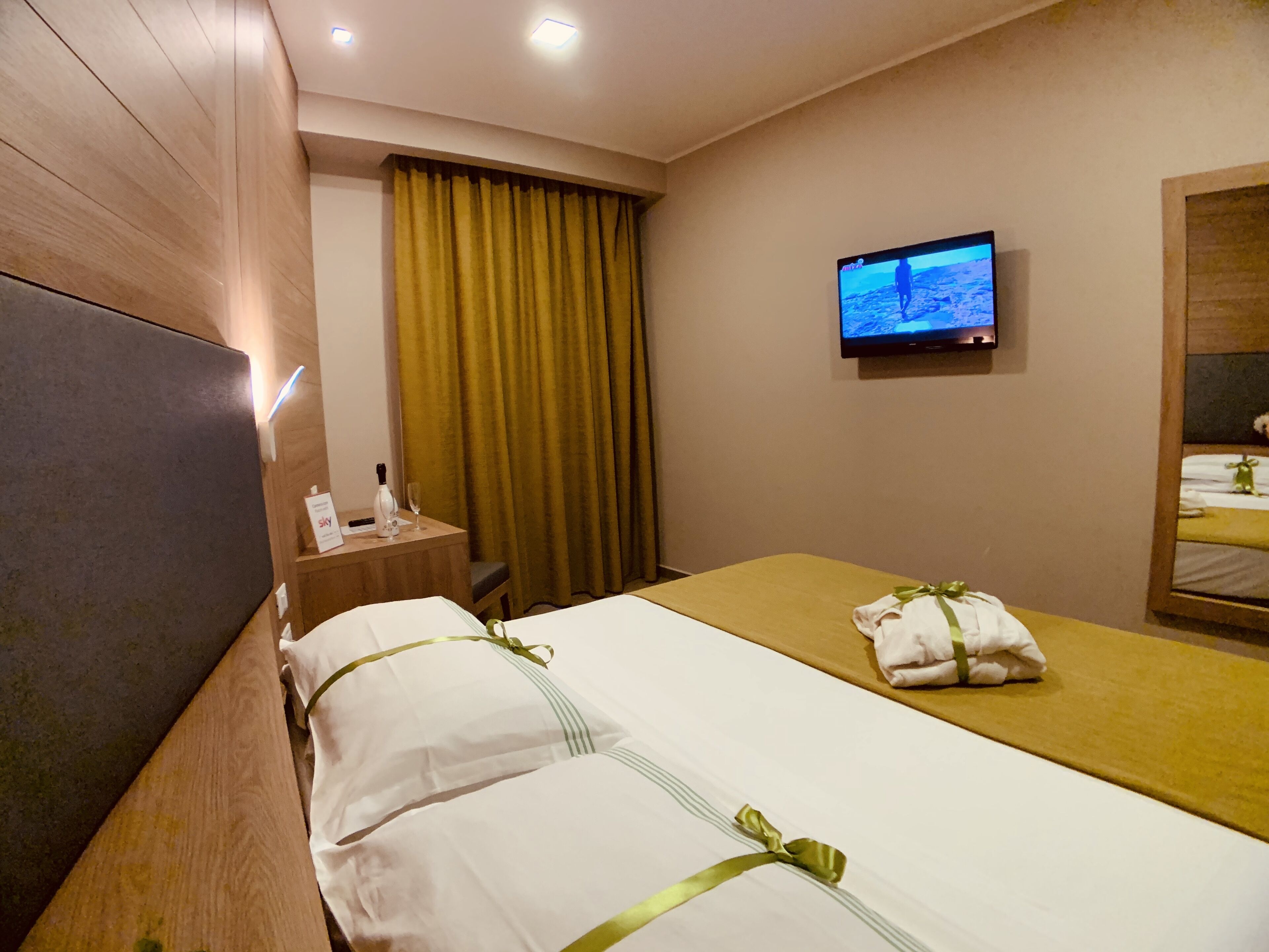 Literie hypoallergénique, couette en duvet d'oie, minibar