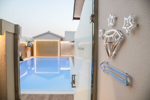 Seasonal outdoor pool, open 9:00 AM to 6:00 PM, pool umbrellas - Hotel Smeraldo (Qualiano)
