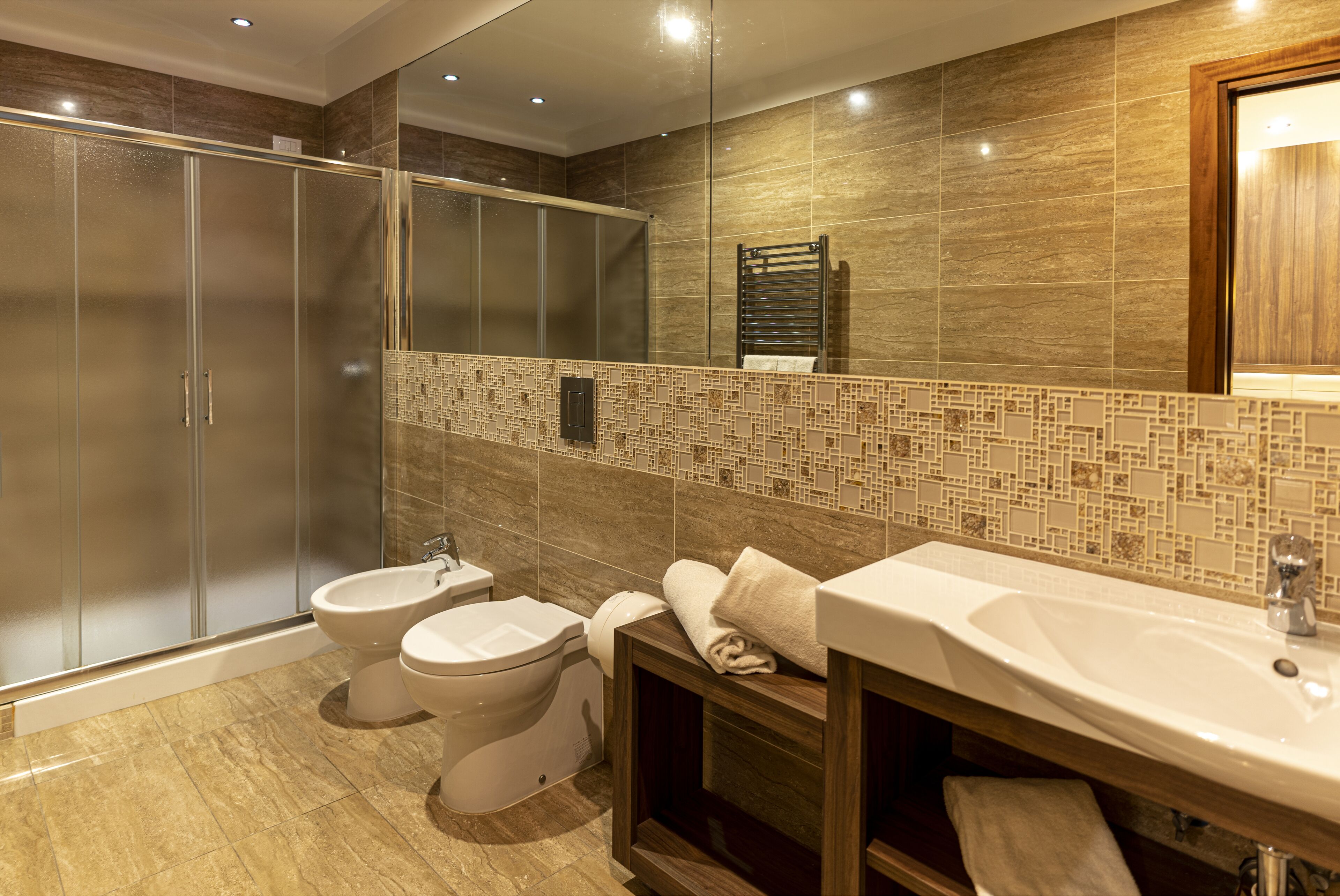 Habitación doble superior | Baño | Artículos de higiene personal gratuitos, secador de pelo y albornoces