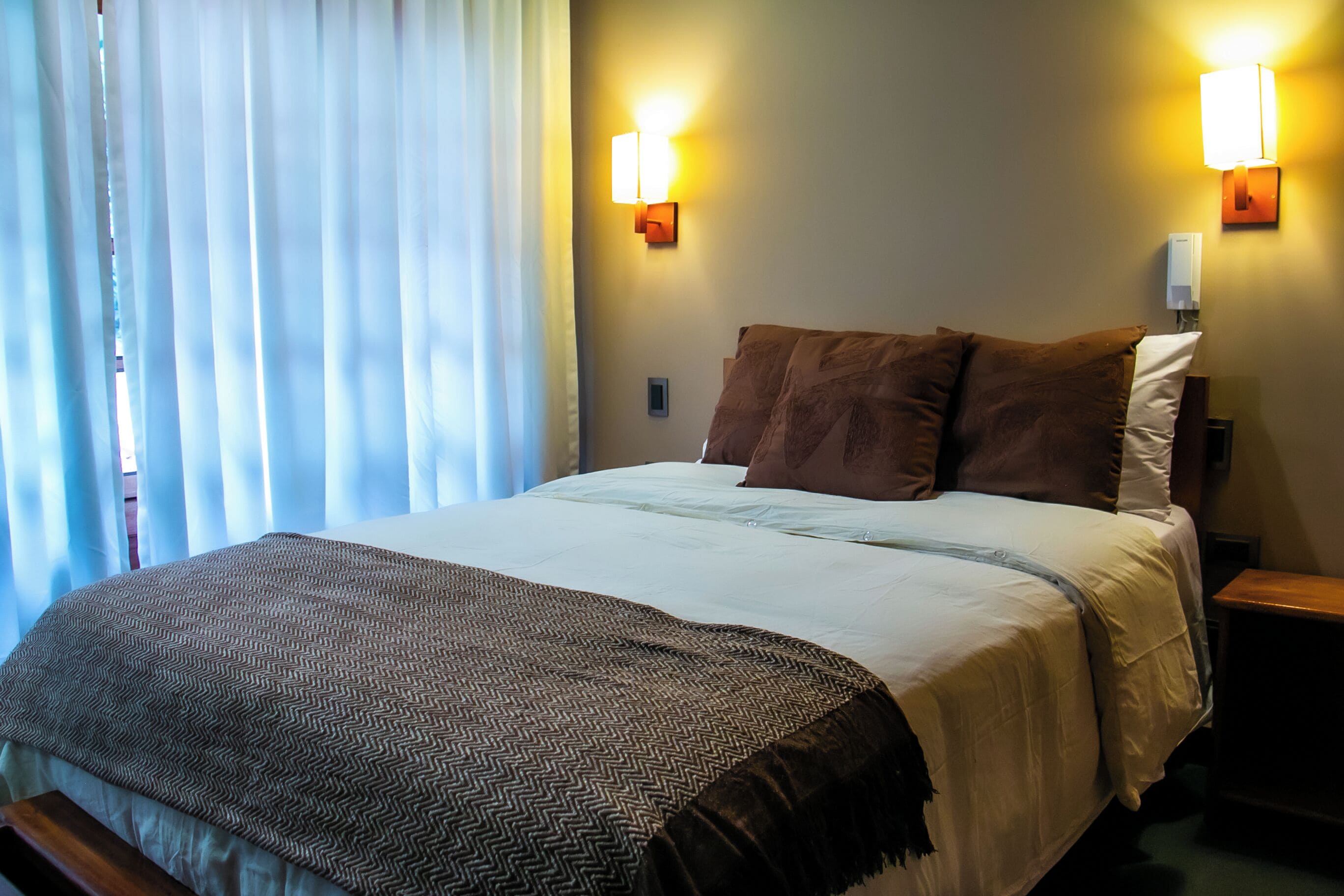 Habitación individual básica, baño privado | Edredones de plumas y colchones con acolchado adicional