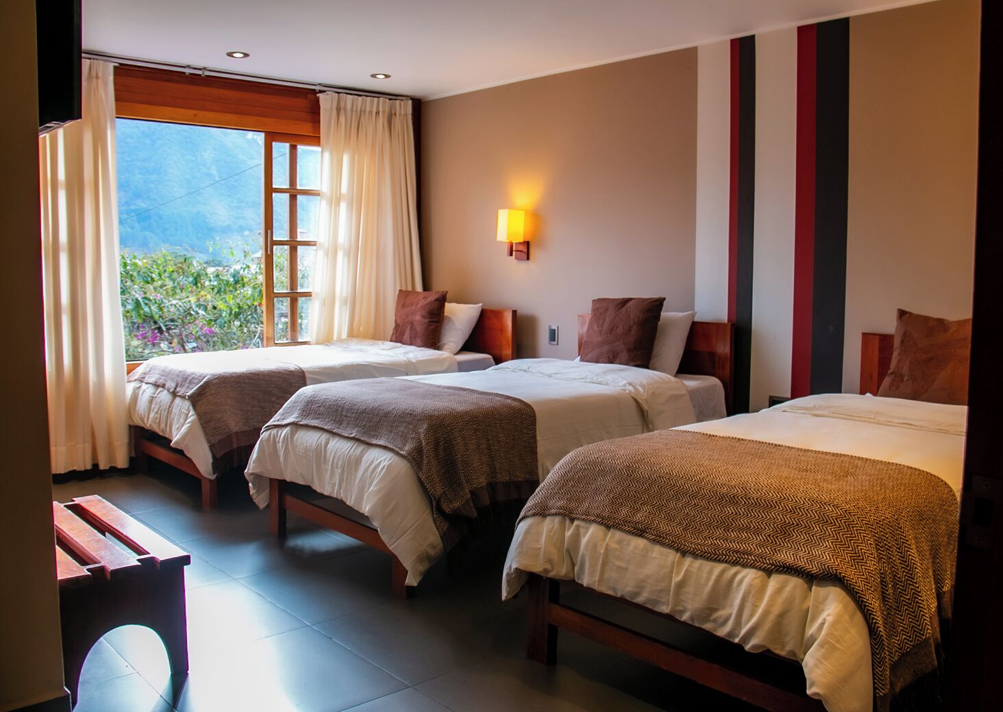 Habitación triple básica | Edredones de plumas y colchones con acolchado adicional