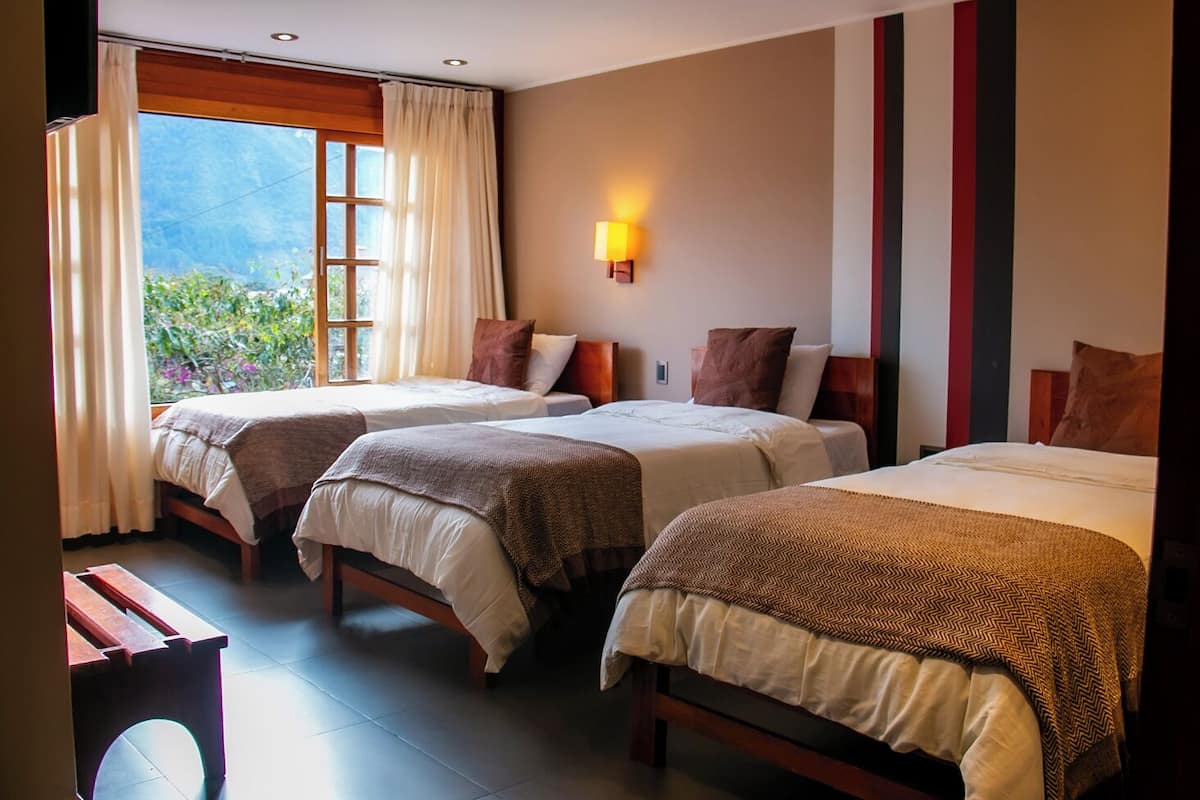 Habitación triple básica | Edredones de plumas y colchones con acolchado adicional