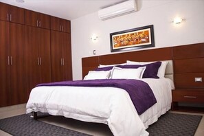 1 Schlafzimmer, hochwertige Bettwaren, Daunenbettdecken