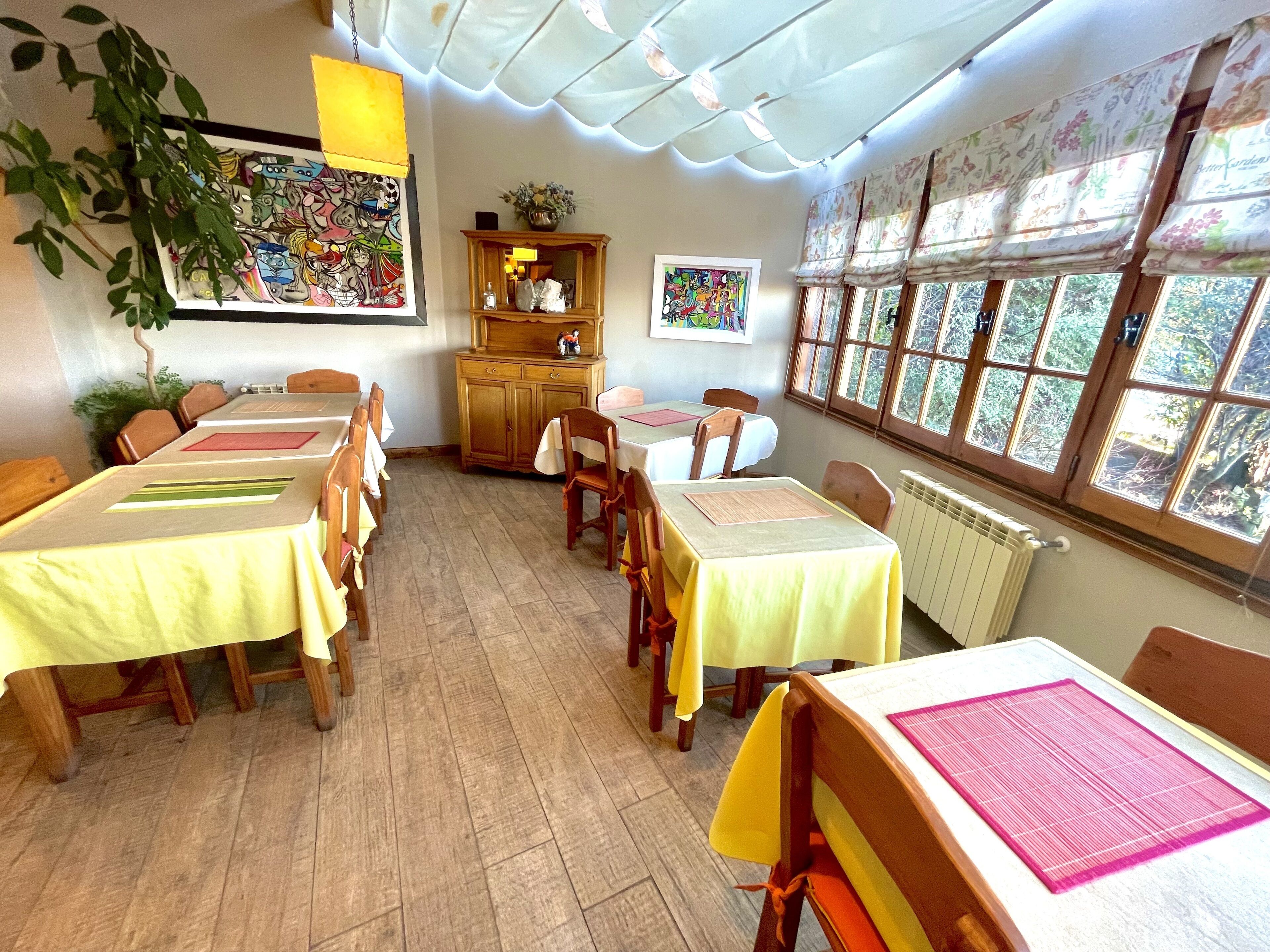 بوفيه فطور يوميًا بتكلفة قدرها (18 USD للشخص)