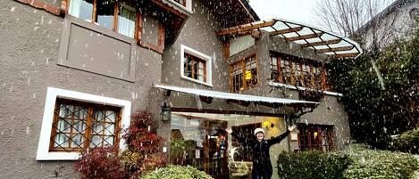 Vista frontal de la propiedad