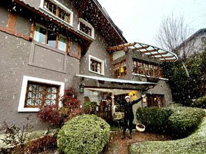 A multi-story building with a traditional architectural style, featuring multiple windows and a balcony. - Las Marianas Hotel (San Carlos de Bariloche)