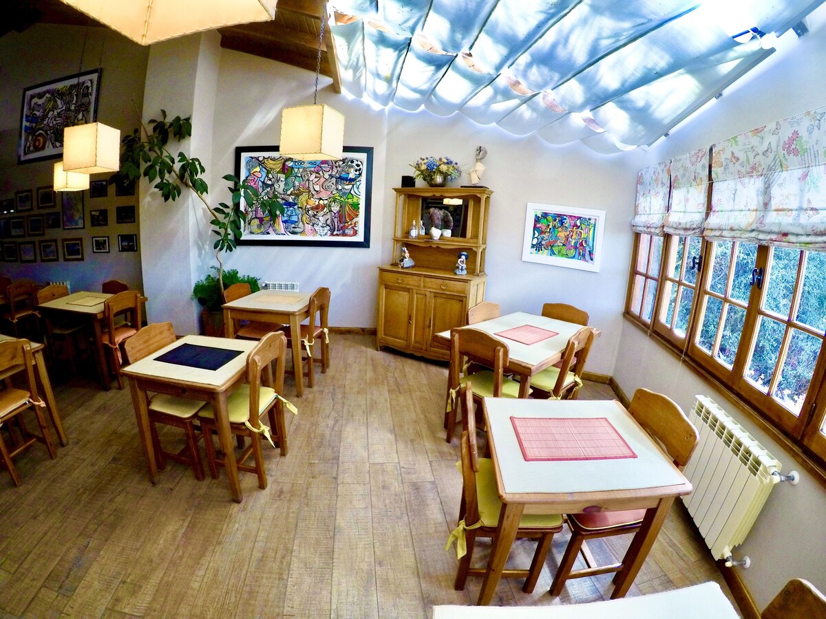 Se ofrece un desayuno bufé (18 USD por persona)