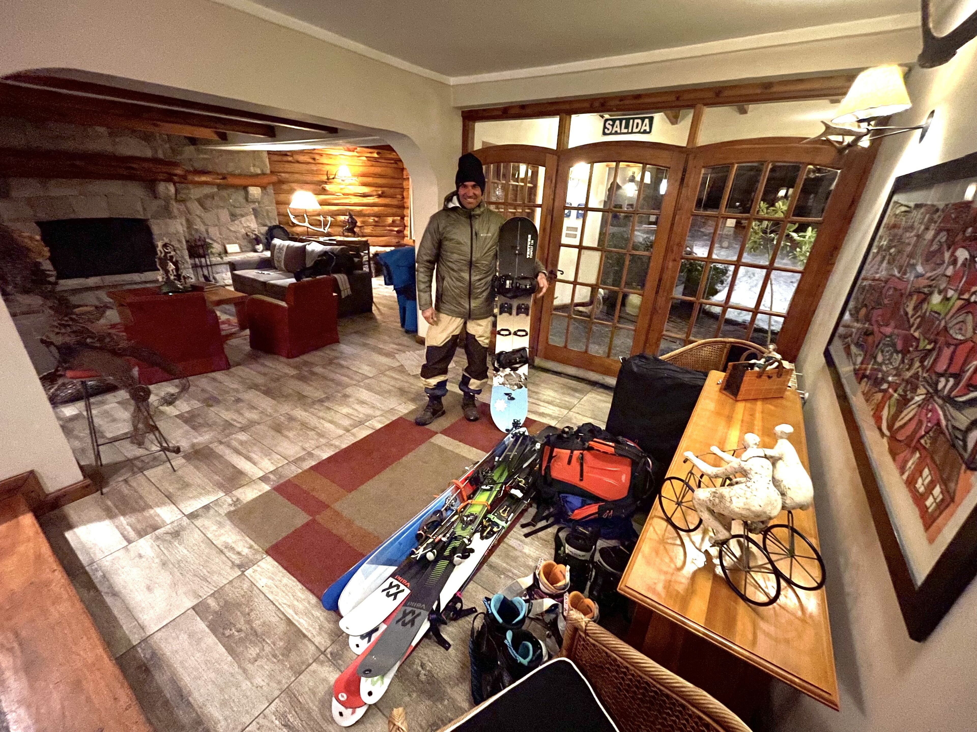 A room with a fireplace, a dining table with a bicycle, and a door labeled "SALIDA".