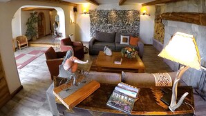 Un salón acogedor con un sofá, una mesa de centro y una escultura decorativa de un elefante.