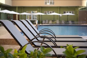 Piscine extérieure, chaises longues