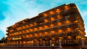 Un hotel de varios pisos con un letrero llamativo que dice 'Beachside Hotel'.