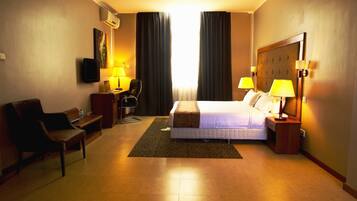 Suite, 1 Bedroom | Hypo-allergenic bedding, in-room safe, desk, blackout drapes