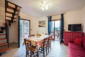 Duplex supérieur, 3 chambres, patio, vue sur la piscine | Détail de l’intérieur