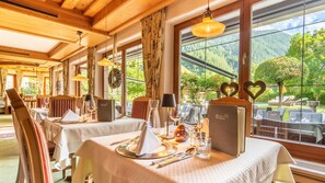 Breakfast and dinner served - Alpenhotel Tirolerhof (Neustift Im Stubaital)