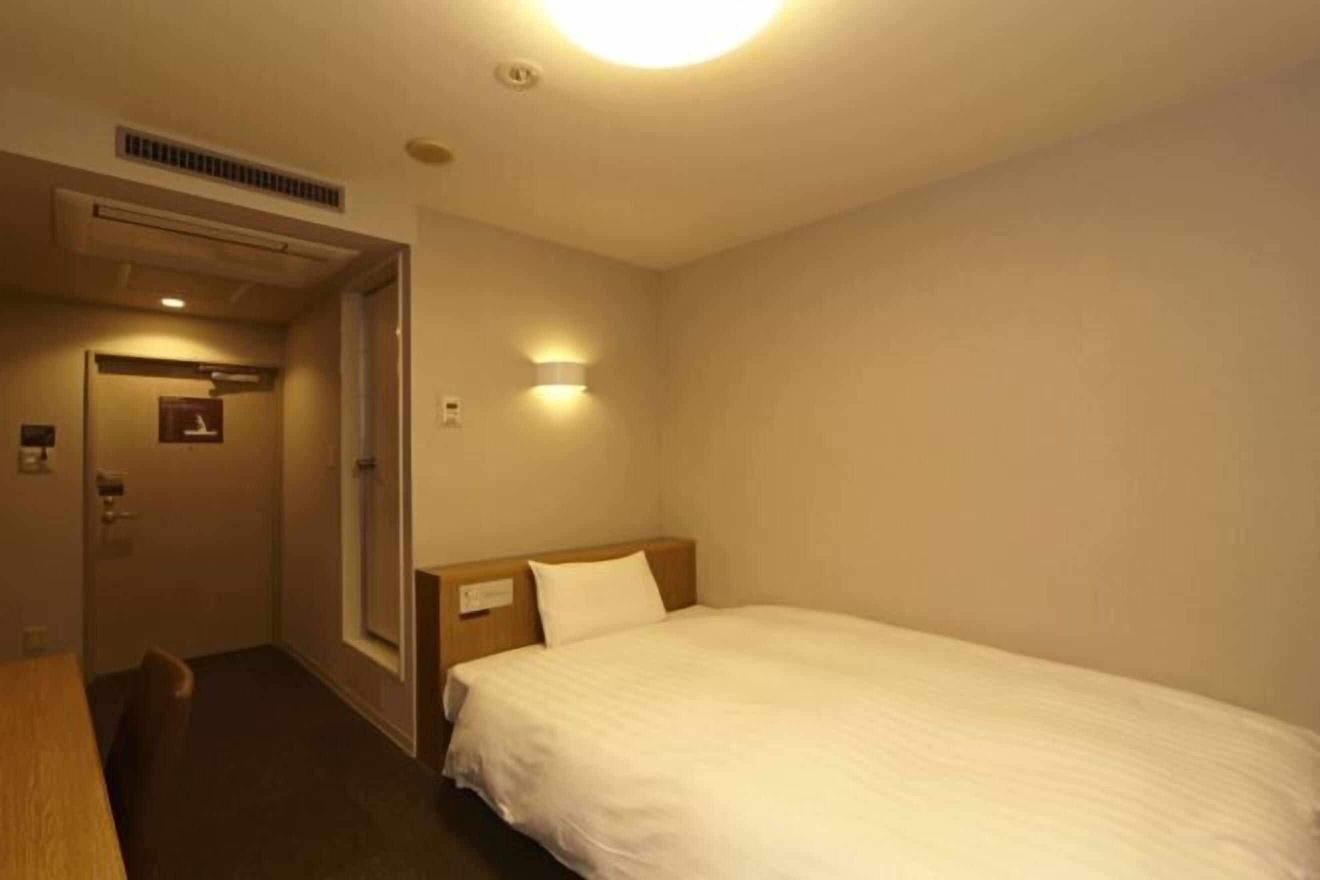 Desk, laptop workspace, free WiFi, bed sheets