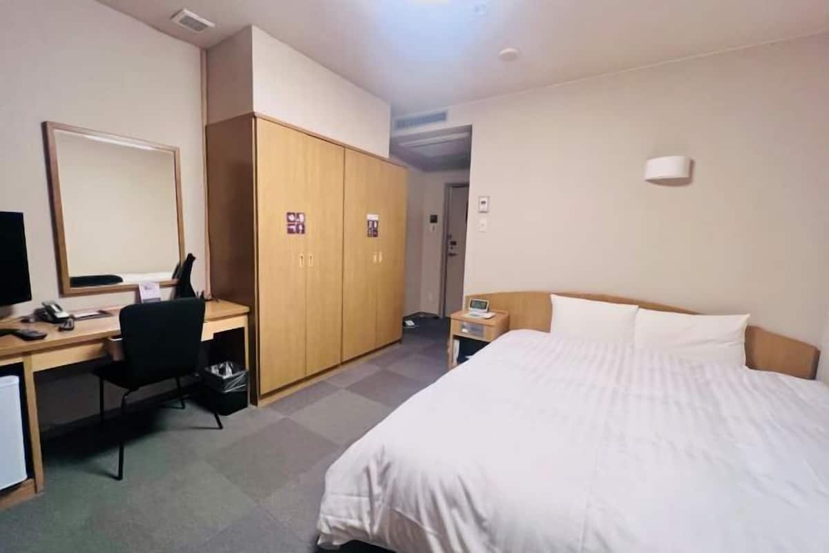 Desk, laptop workspace, free WiFi, bed sheets