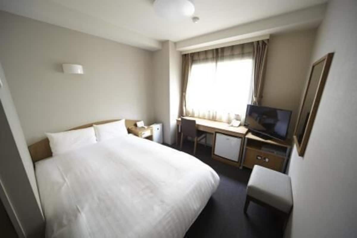 Desk, laptop workspace, free WiFi, bed sheets