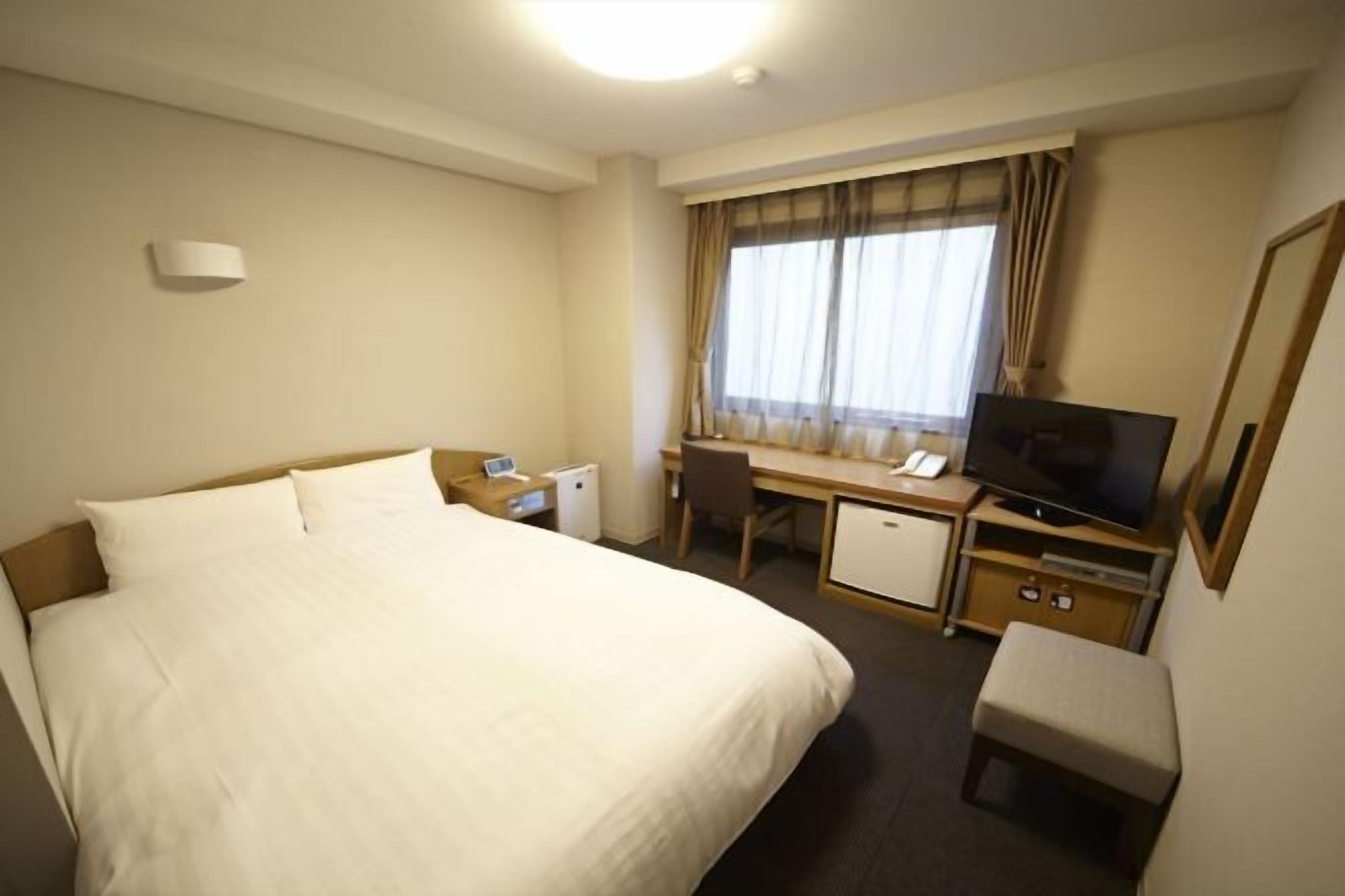 مكتب ومساحة عمل للكمبيوتر المحمول وواي فاي مجانًا وملاءات أسرّة