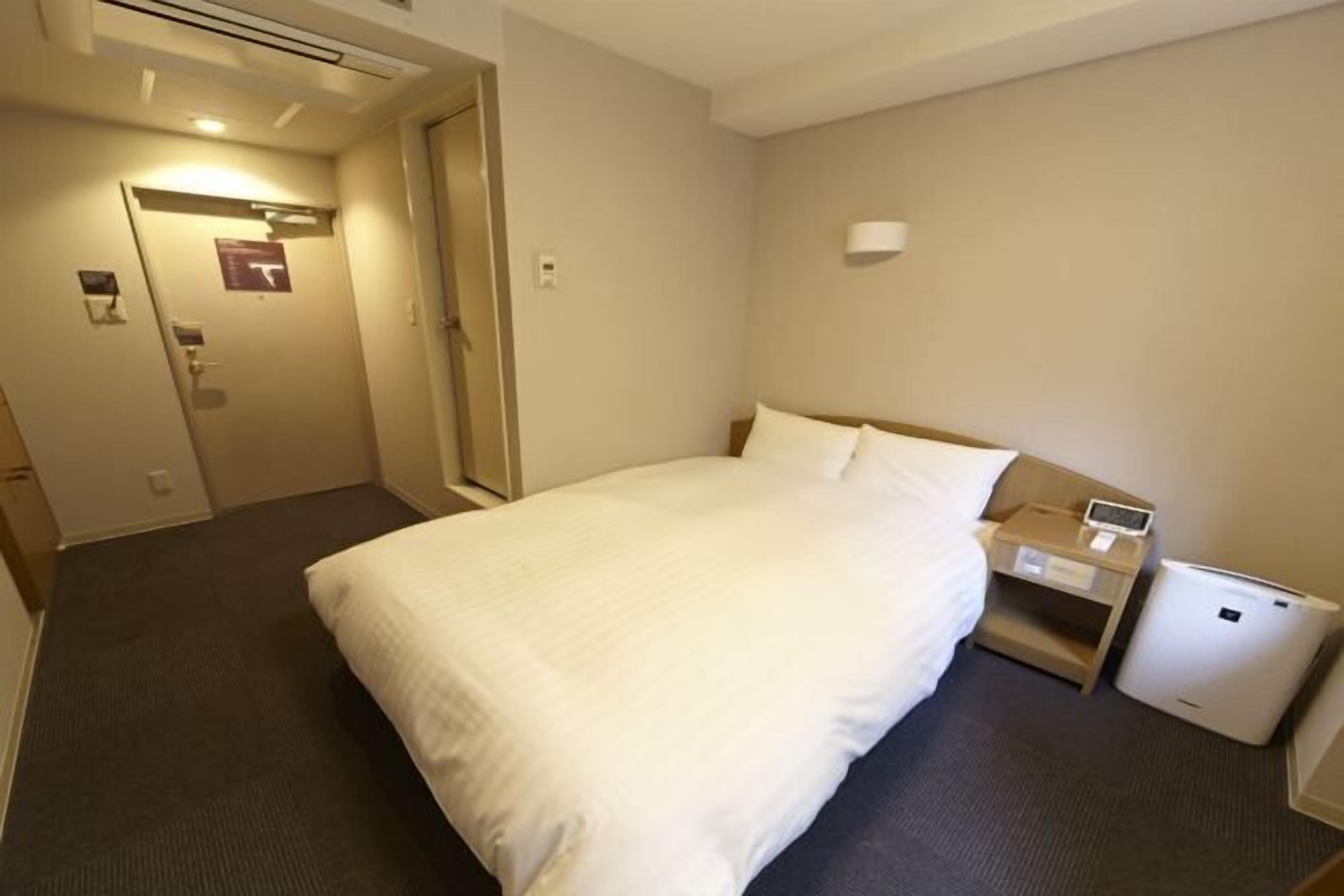 مكتب ومساحة عمل للكمبيوتر المحمول وواي فاي مجانًا وملاءات أسرّة