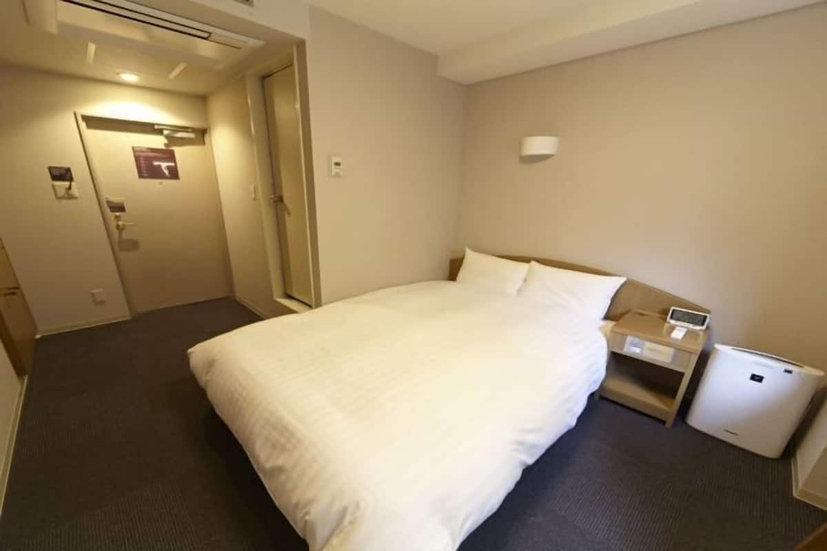 Meja kerja, ruang kerja ramah laptop, Wi-Fi gratis, dan seprai linen