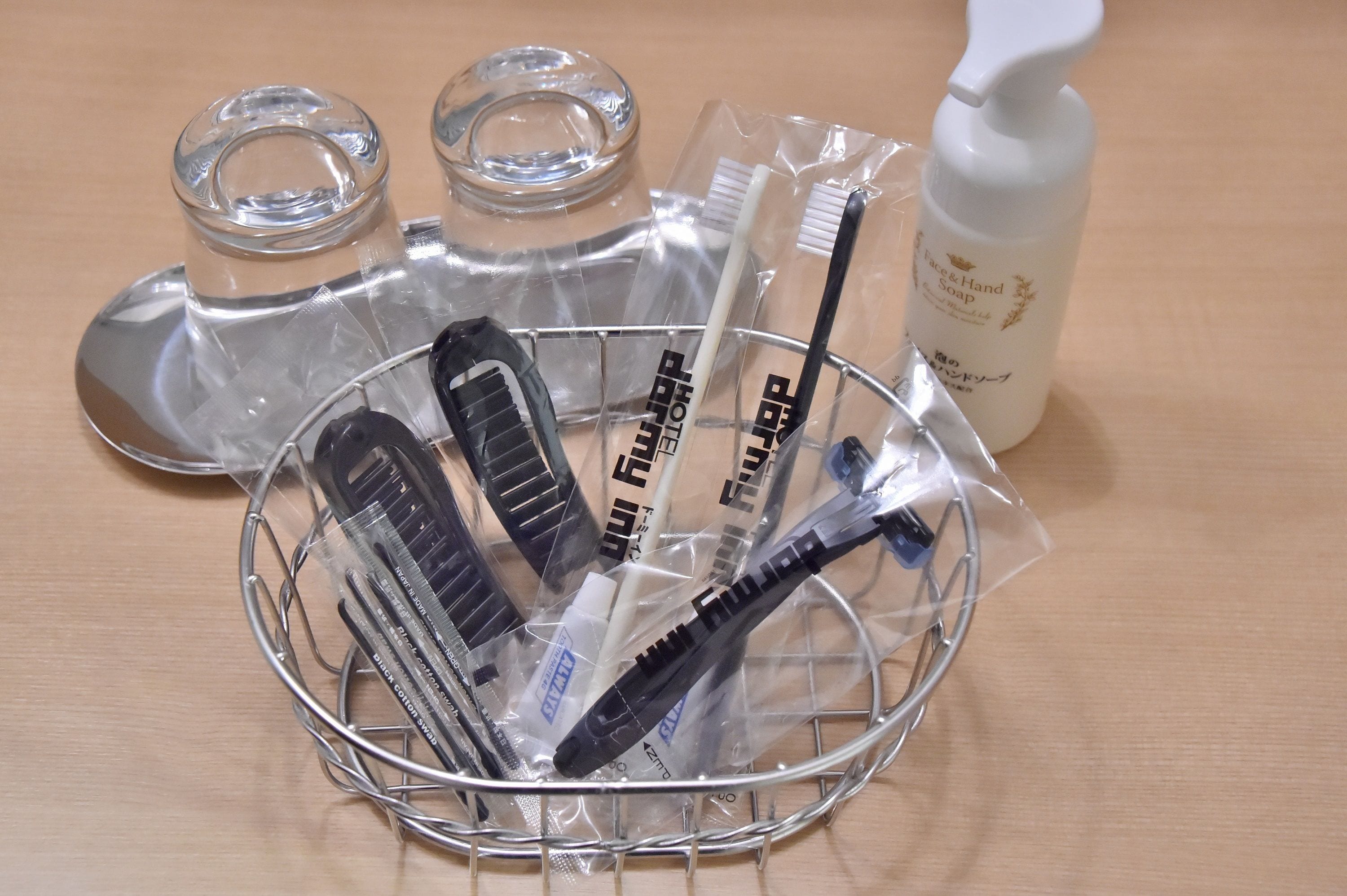 combined shower/bathtub, free toiletries, hair dryer, slippers