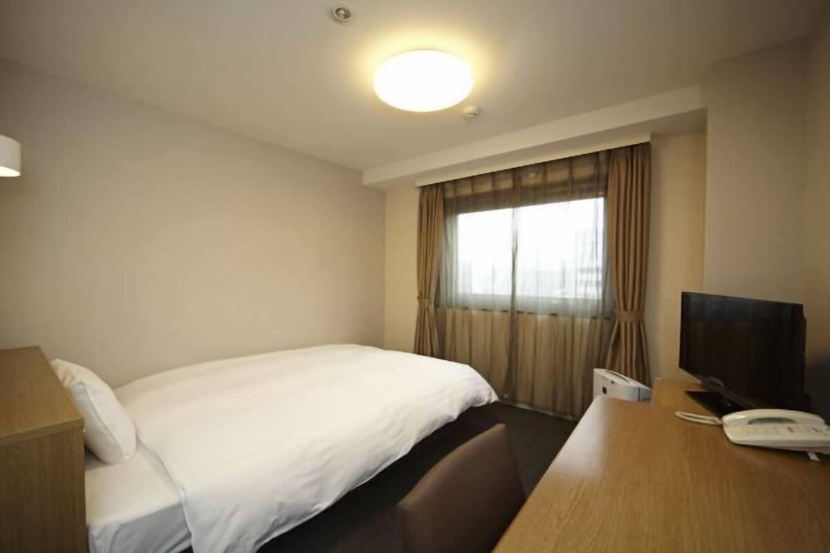 Desk, laptop workspace, WiFi (free), bed sheets