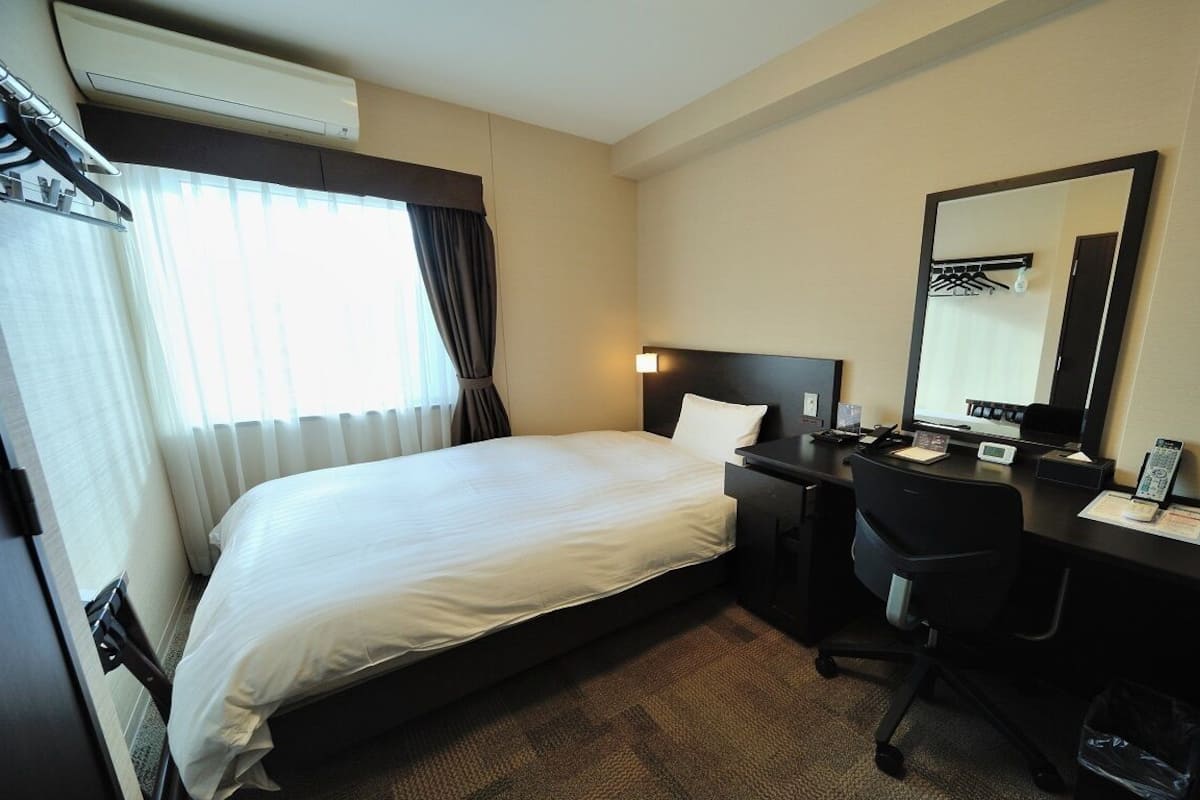 Couette en duvet, coffre-fort, bureau, rideaux d’obscurcissement