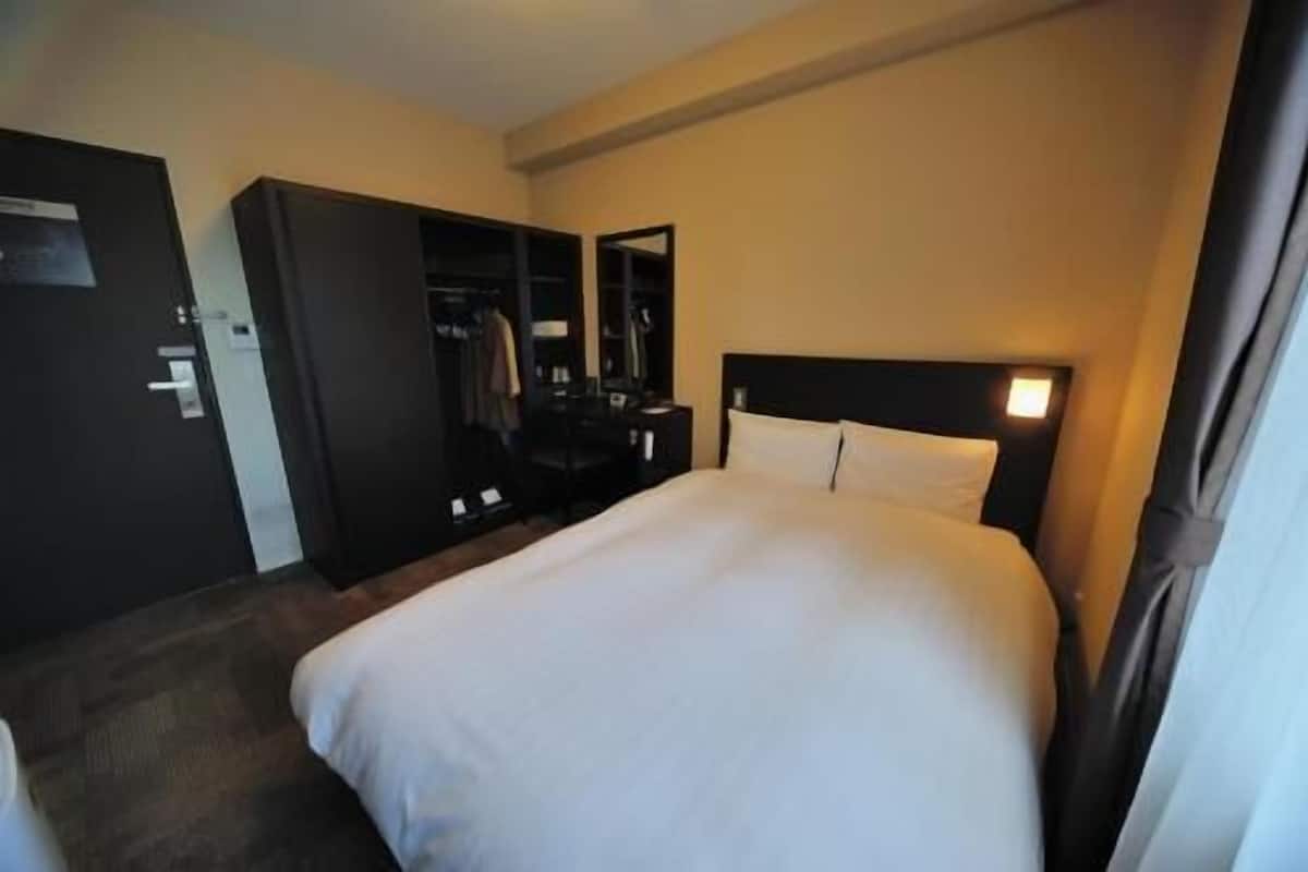 Down duvets, in-room safe, desk, blackout curtains