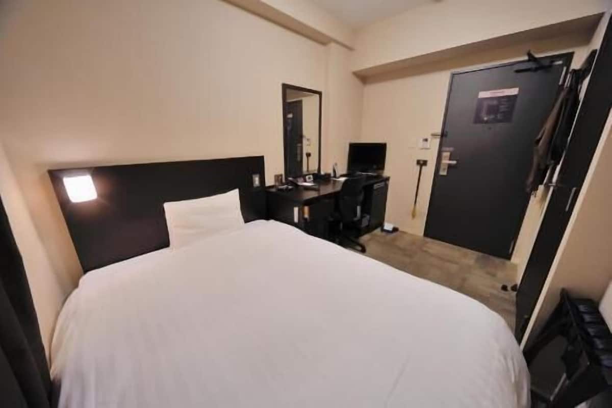 Down duvets, in-room safe, desk, blackout curtains