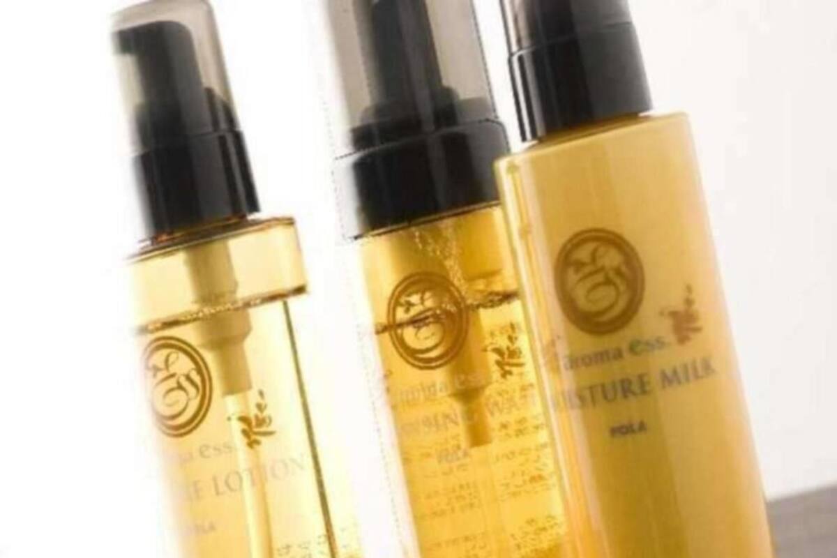 Drei Lotionflaschen mit goldener Beschriftung und schwarzem Verschluss.