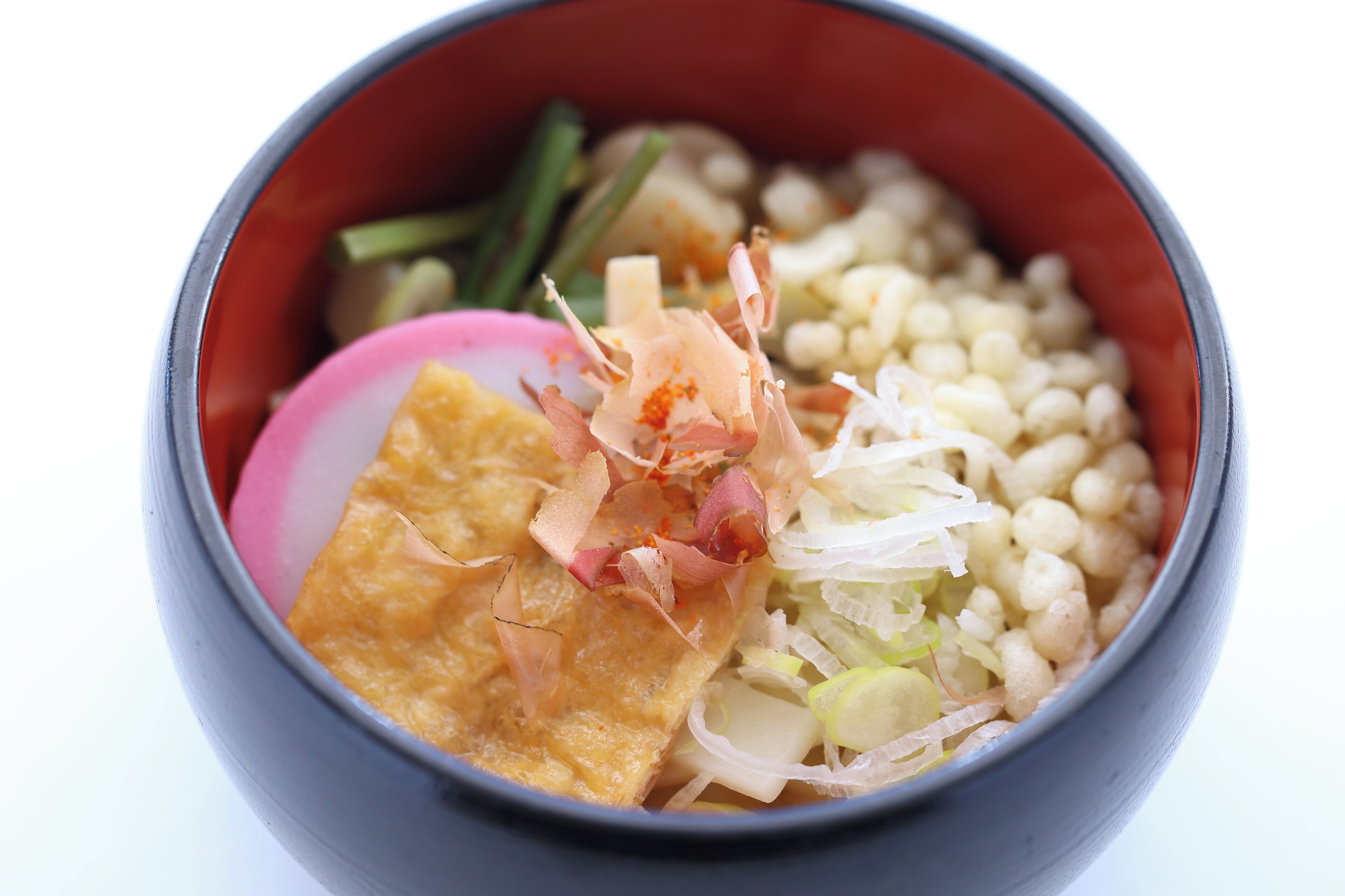 Un tazón con varios ingredientes como tofu, algas y verduras.