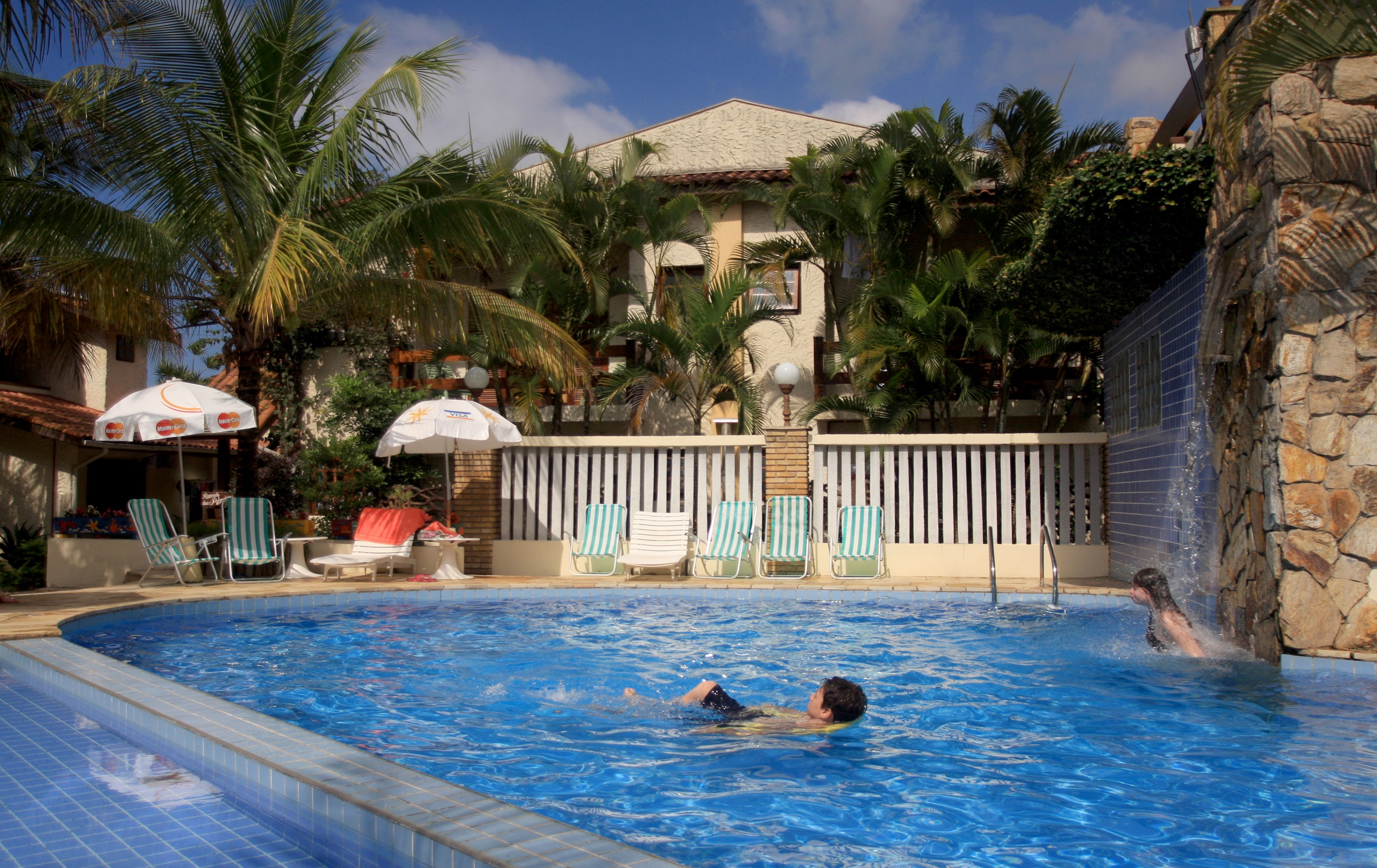 Piscine extérieure, parasols de plage, chaises longues
