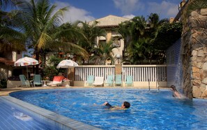 Outdoor pool, open 9:00 AM to 10:30 PM, pool umbrellas, sun loungers - Villa l Mare Hotel (São Sebastião)