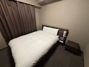 羽絨被、書桌、遮光布/窗簾、熨斗/熨衣板