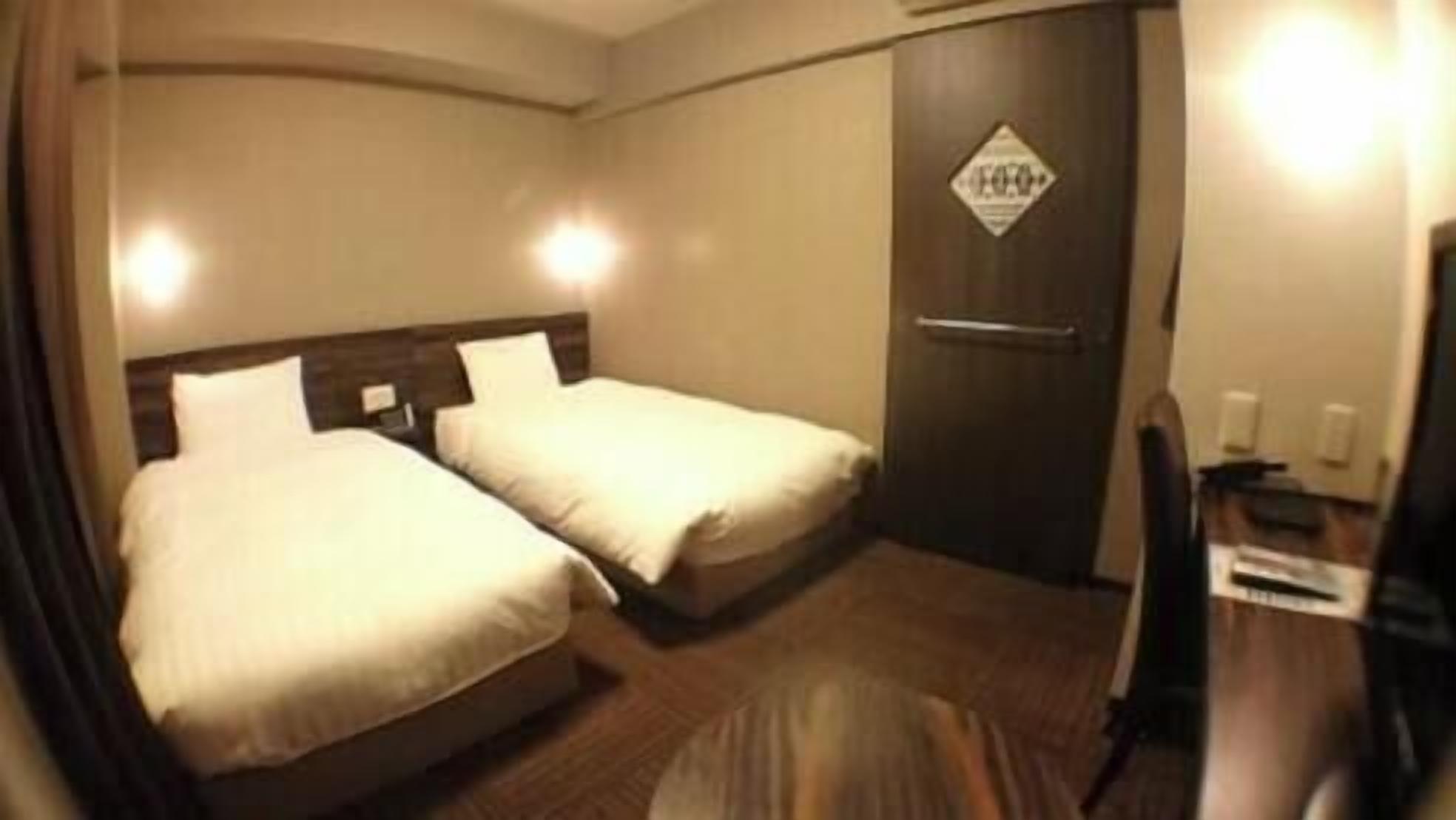 羽毛の掛け布団、デスク、遮光カーテン、アイロン / アイロン台