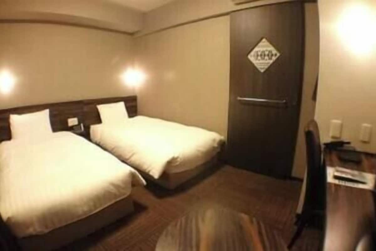 Gebar bulu kapas, meja, langsir/tirai gelap terus