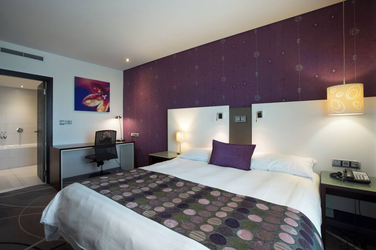 Ropa de cama de alta calidad, edredones de plumas, minibar y caja fuerte