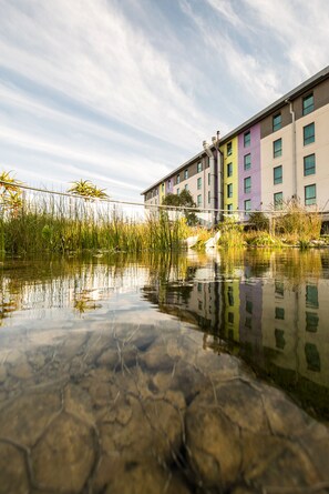Outdoor pool, pool umbrellas, sun loungers - Hotel Verde Cape Town Airport (Cape Town)
