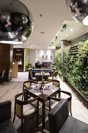 Lunch and dinner served. Hotel Verde Cape Town Airport