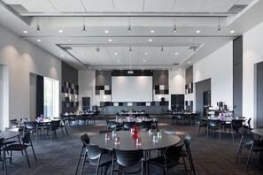 Breakfast, lunch and dinner served - Alt Hotel Halifax Airport - In Terminal (Goffs)