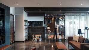 Lobby lounge - Alt Hotel Halifax Airport - In Terminal (Goffs)