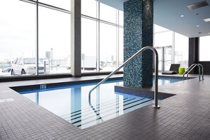 Una piscina cubierta