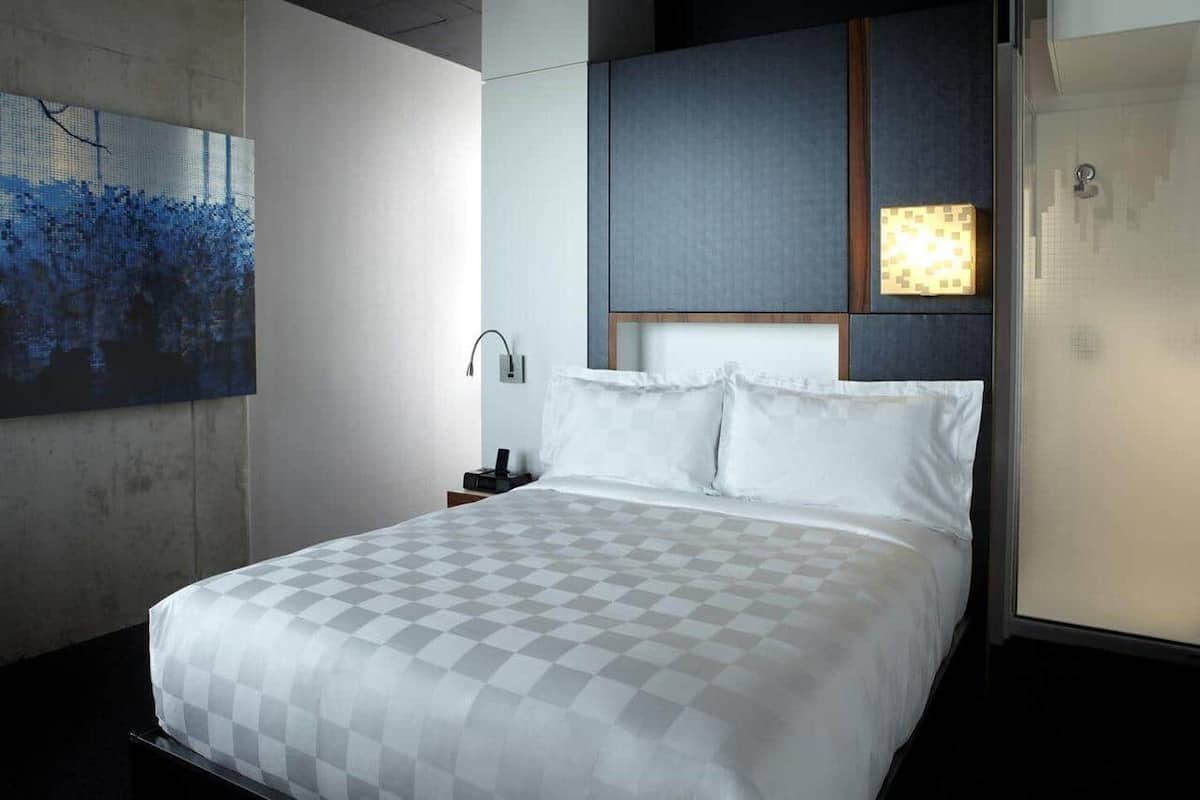Habitación, 1 cama Queen size | Sábanas de algodón egipcio, ropa de cama hipoalergénica y escritorio