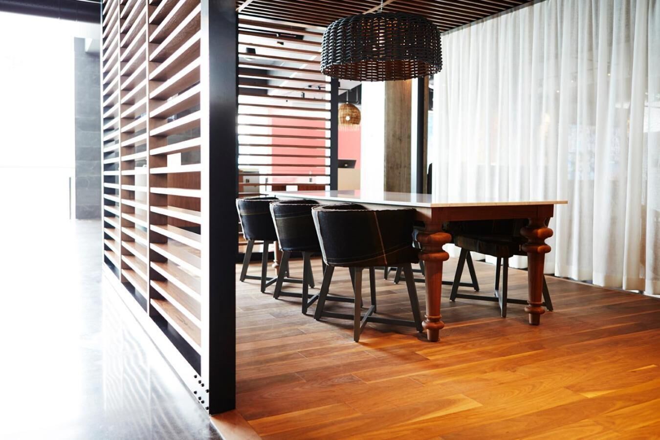 ランチ、ディナーに営業