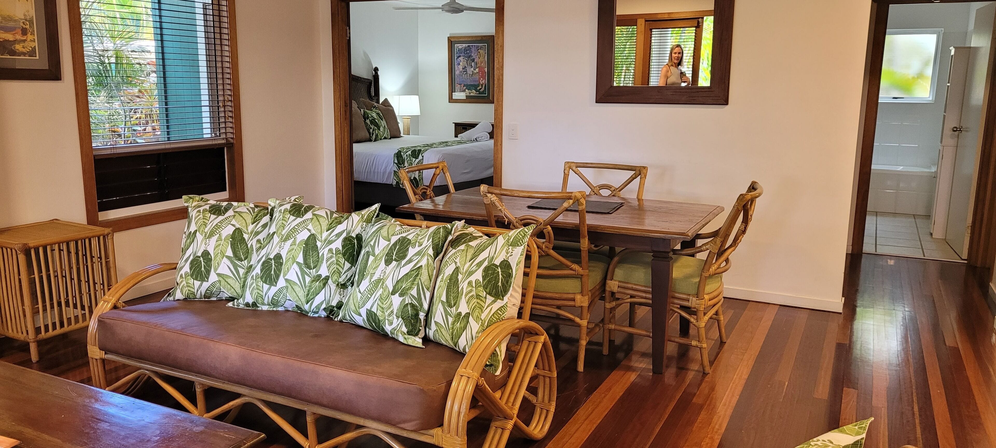 Departamento básico, 2 habitaciones | Área de sala de estar | Televisión de 42 pulgadas con canales por cable y reproductor de DVD 