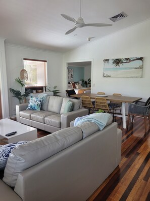 Superior-Apartment, 2 Schlafzimmer | Hochwertige Bettwaren, Pillowtop-Betten, individuell dekoriert