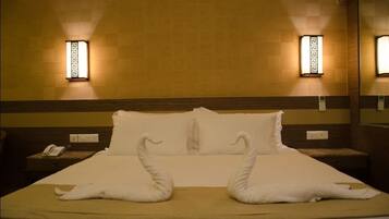 1 kamar tidur, minibar, brankas, dan meja kerja